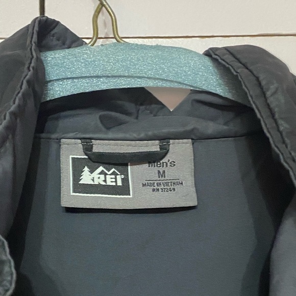 REI men’s lightweight black jacket - Picture 3 of 4